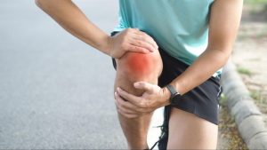 Đau đầu gối do thay đổi hướng đột ngột trong lúc chạy bộ