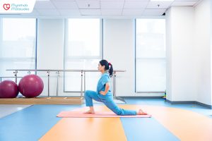Kĩ thuật kéo giãn nhóm cơ gấp háng ở tư thế quỳ hỗ trợ tái lập biên độ duỗi háng sinh lý, giúp giảm tải trực tiếp cho cột sống thắt lưng và vùng bẹn