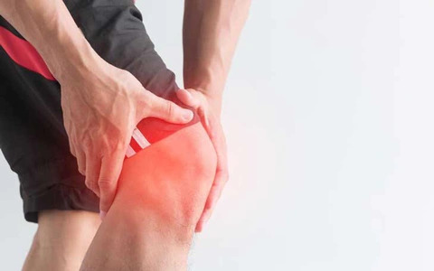 Tình trạng Gout đầu gối gây sưng, phù nề