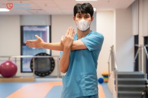 Khởi động làm nóng vùng cánh tay trước khi tập thể thao để giảm chấn thương