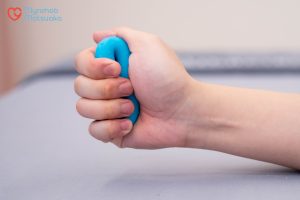 Tăng cường sức mạnh cổ tay bằng cách nắm
