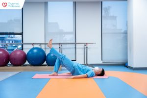 Bài tập tư thế cây cầu một chân giúp củng cố cơ đùi sau – "trợ thủ" đắc lực bảo vệ dây chằng chéo