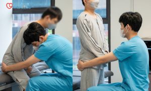 Tập chuyển tư thế từ ngồi sang đứng
