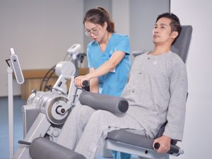 Bệnh nhân được hướng dẫn vận động trị liệu bằng máy tập kháng lực tại Myrehab Matsuoka